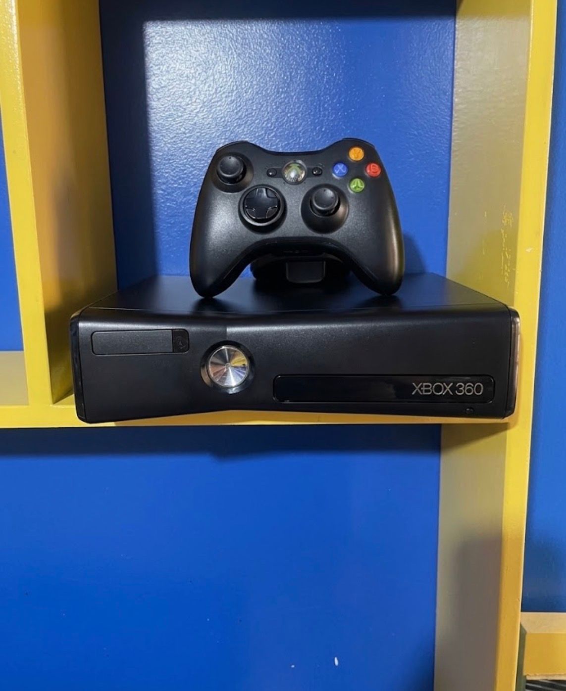 Xbox 360 مع متحكم