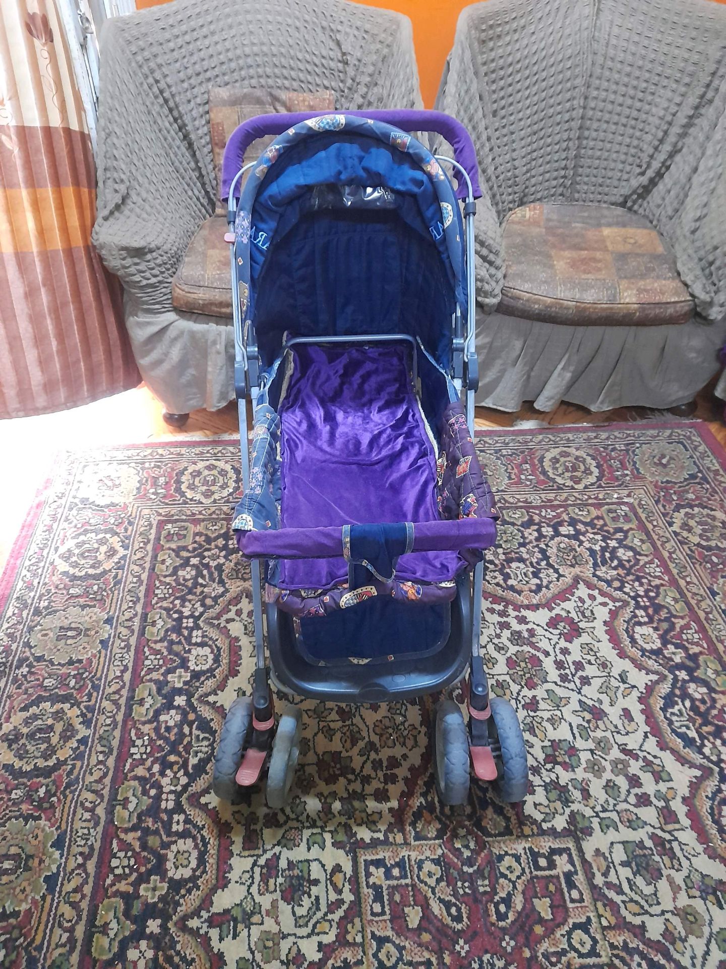 عربة أطفال زرقاء وبنفسجية