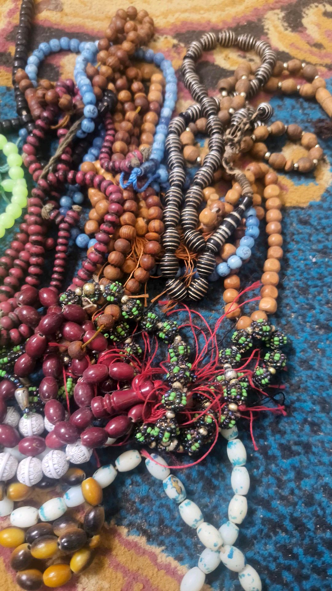 مجموعة أساور خرز متنوعة
