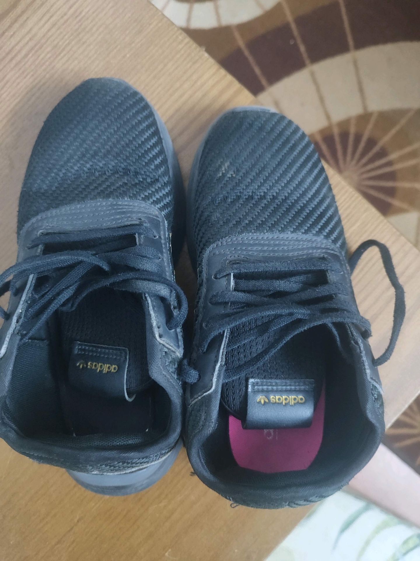 Adidas أحذية رياضية زرقاء