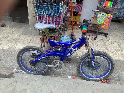 دراجة زرقاء للأطفال