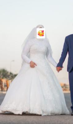 فستان زفاف أبيض