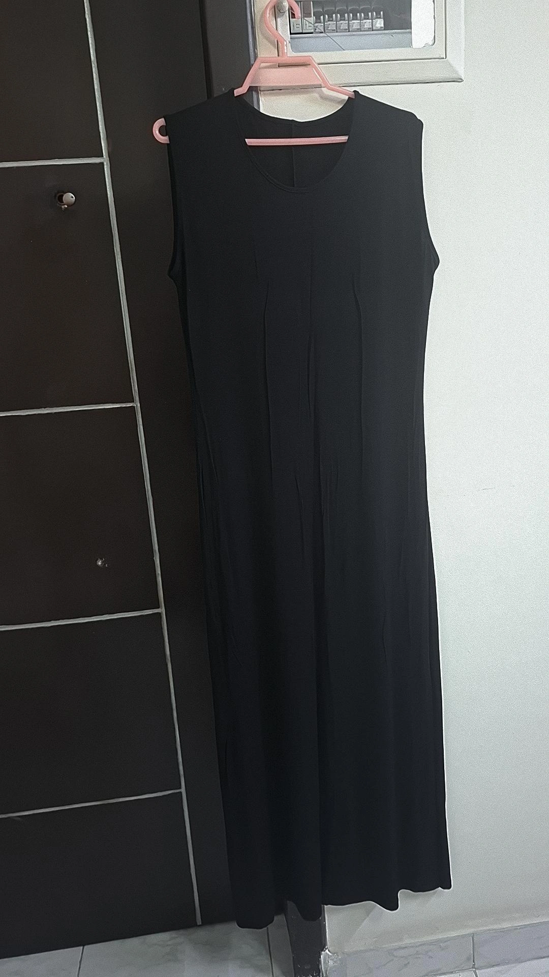 Black sleeveless dress