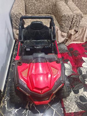 سيارة أطفال كهربائية حمراء