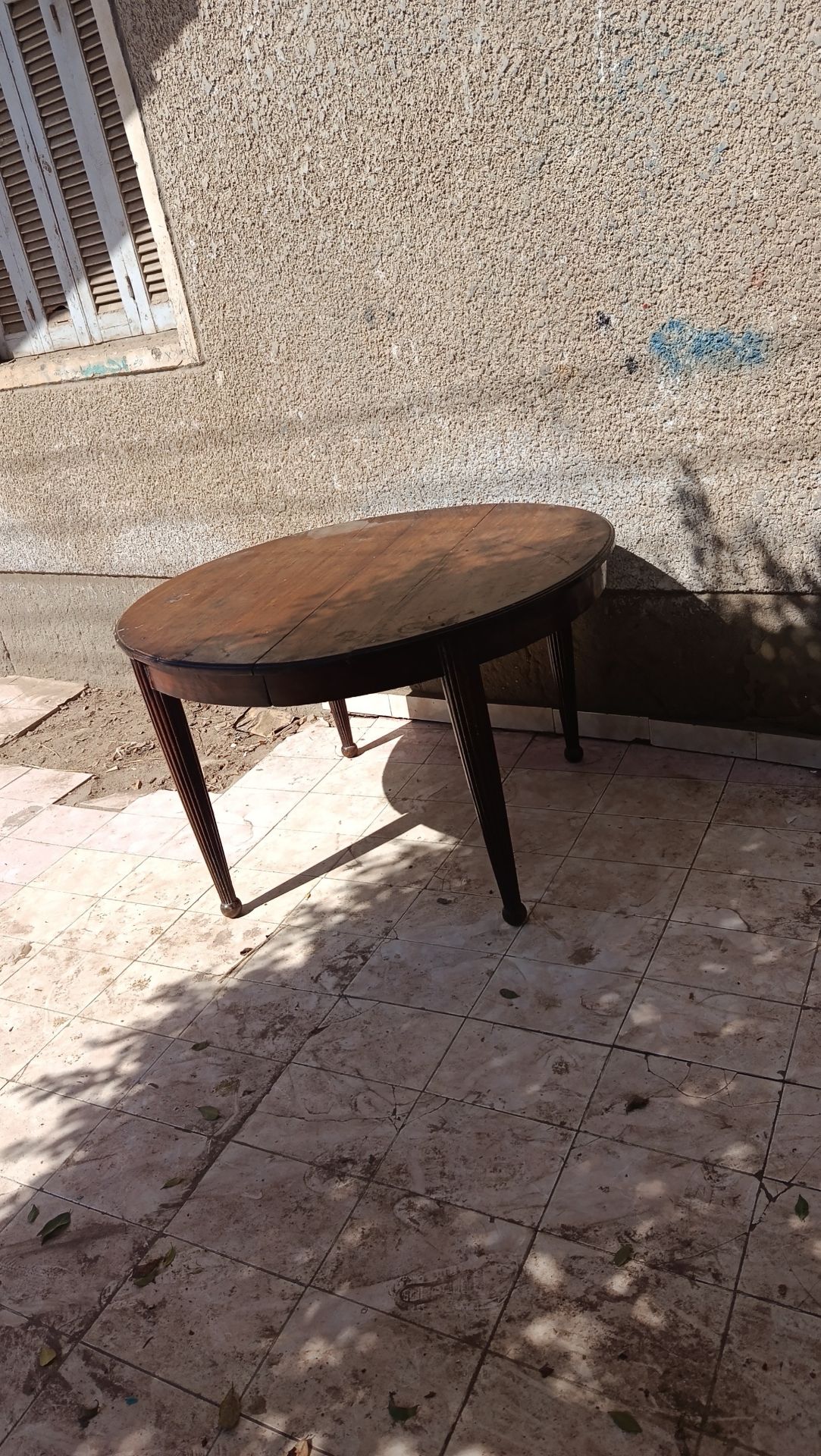 طاولة خشبية بيضاوية