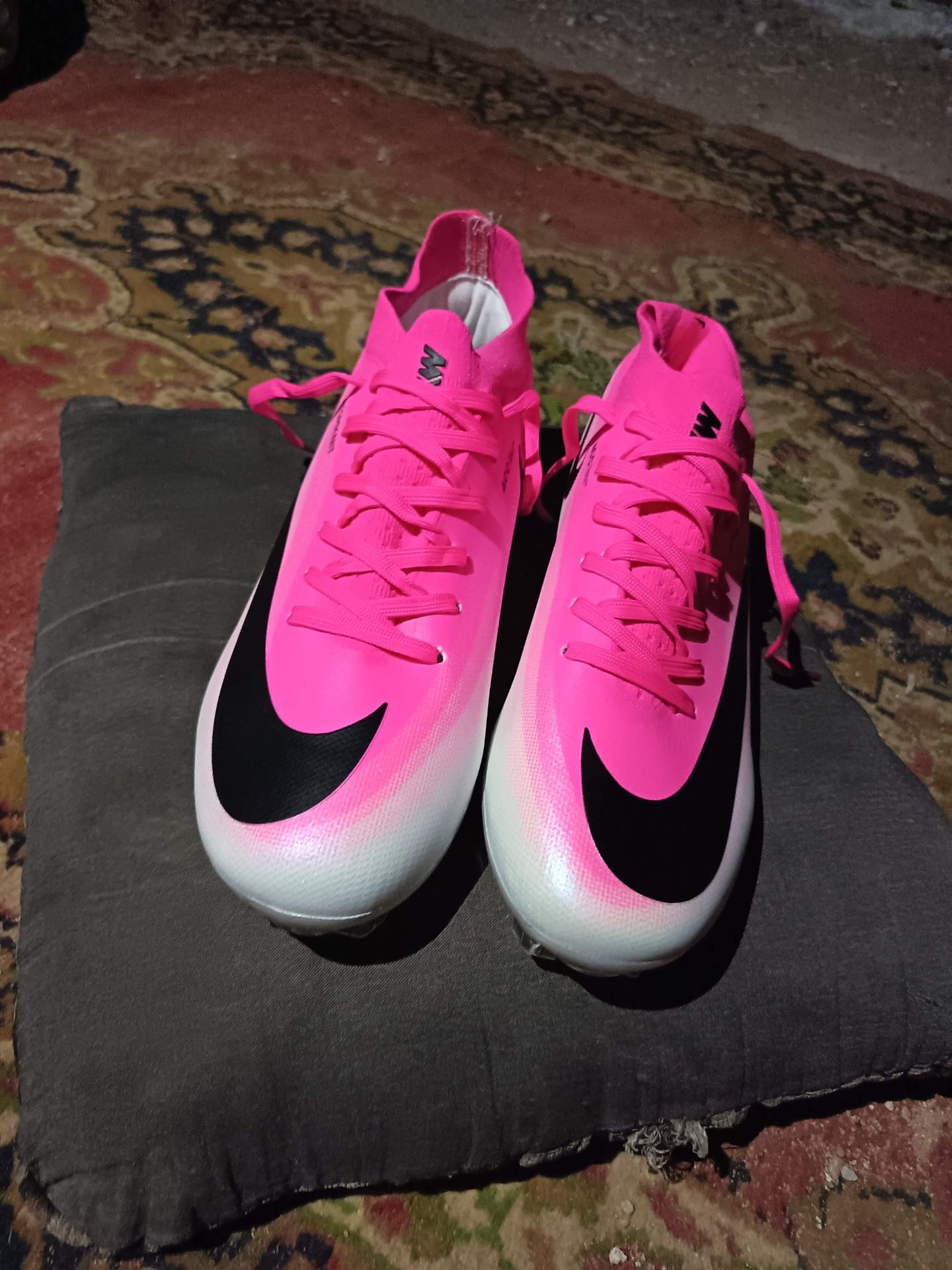 Nike أحذية كرة قدم وردي