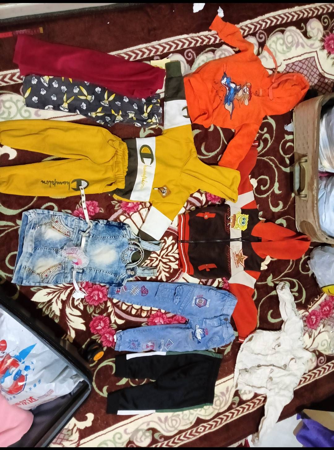 ملابس أطفال متنوعة