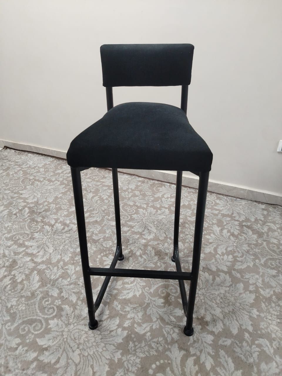 كرسي بار أسود