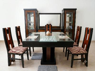 طاولة طعام زجاجية مع كراسي
