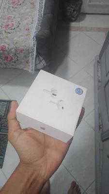 Apple Watch مع حزام برتقالي