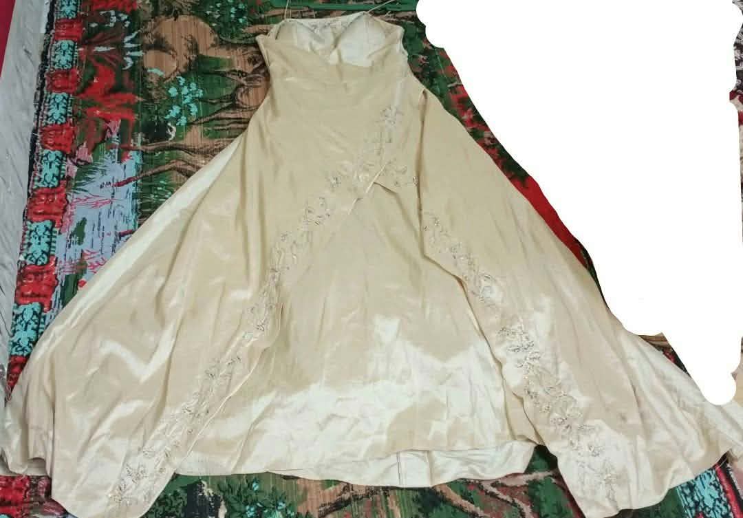 فستان سهرة كريم مع تطريز