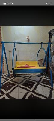 أرجوحة أطفال زرقاء وصفراء