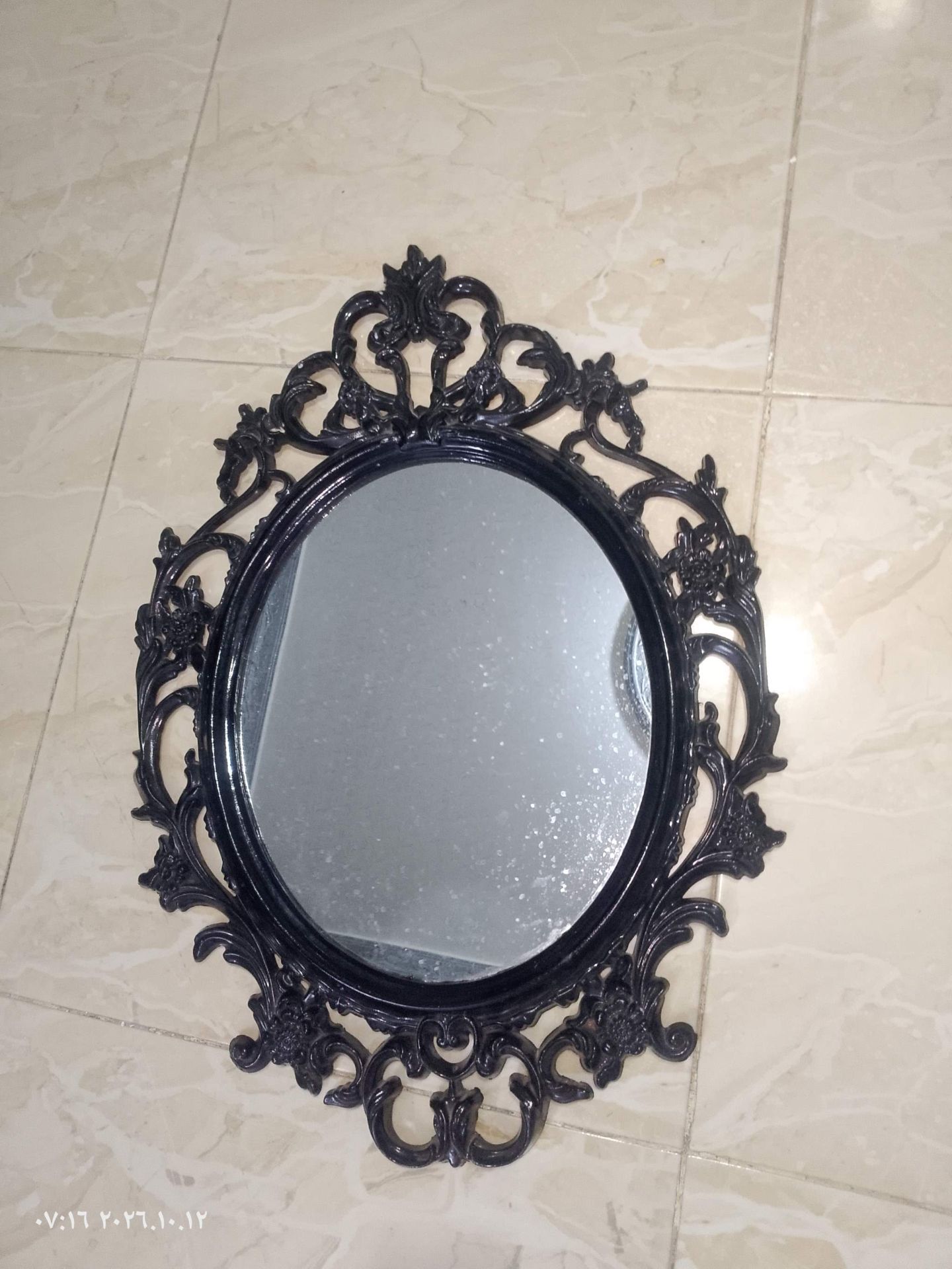 مرآة زينة سوداء بإطار منقوش