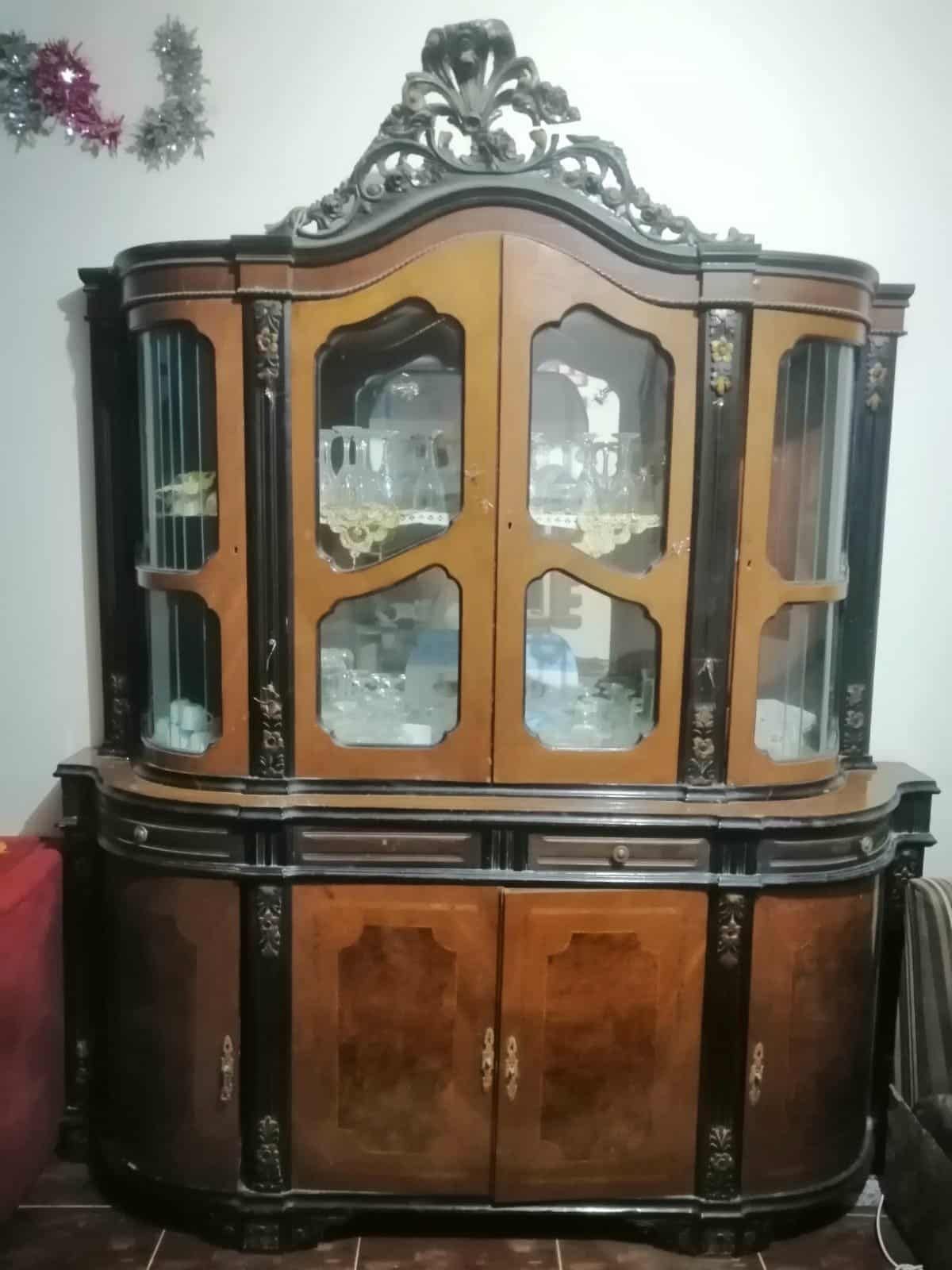 خزانة عرض خشبية كلاسيكية