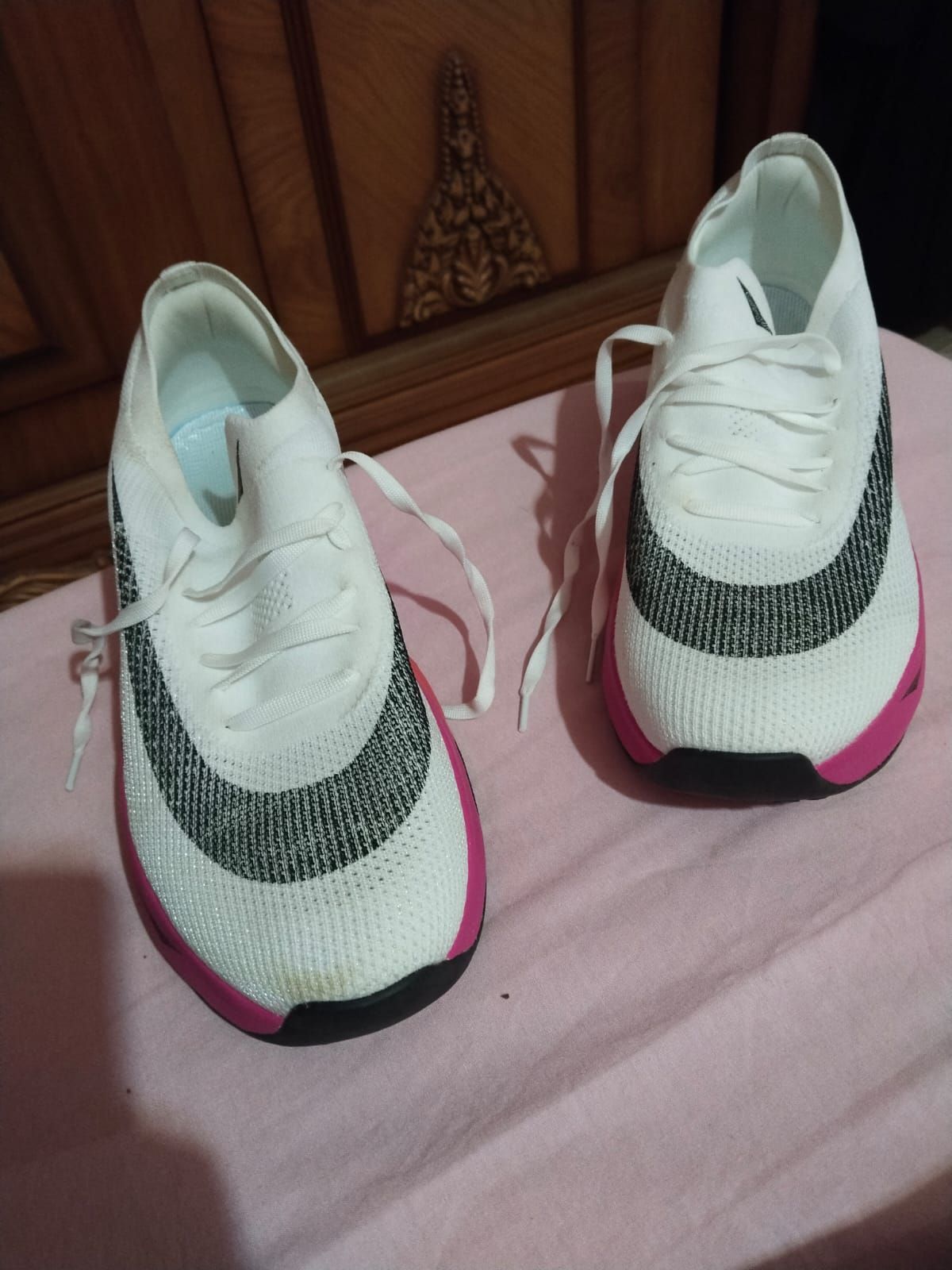 حذاء رياضي رجالي وردي وأبيض