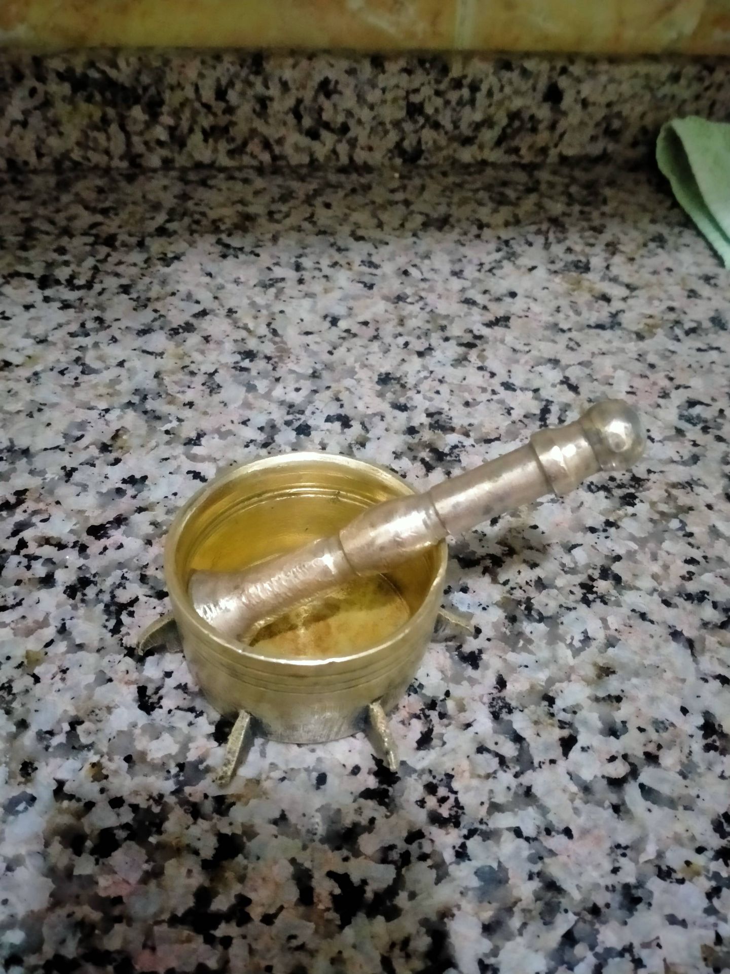 مدقة ومسحوق نحاسية