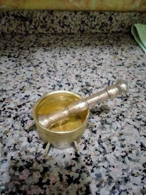 مدقة ومسحوق نحاسية