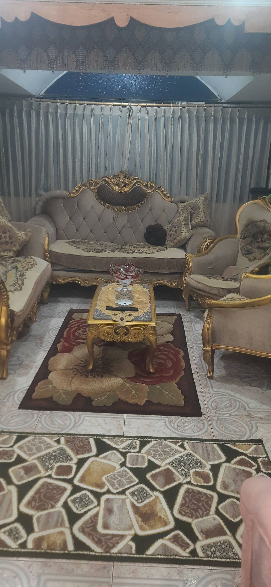أريكة كلاسيكية فاخرة