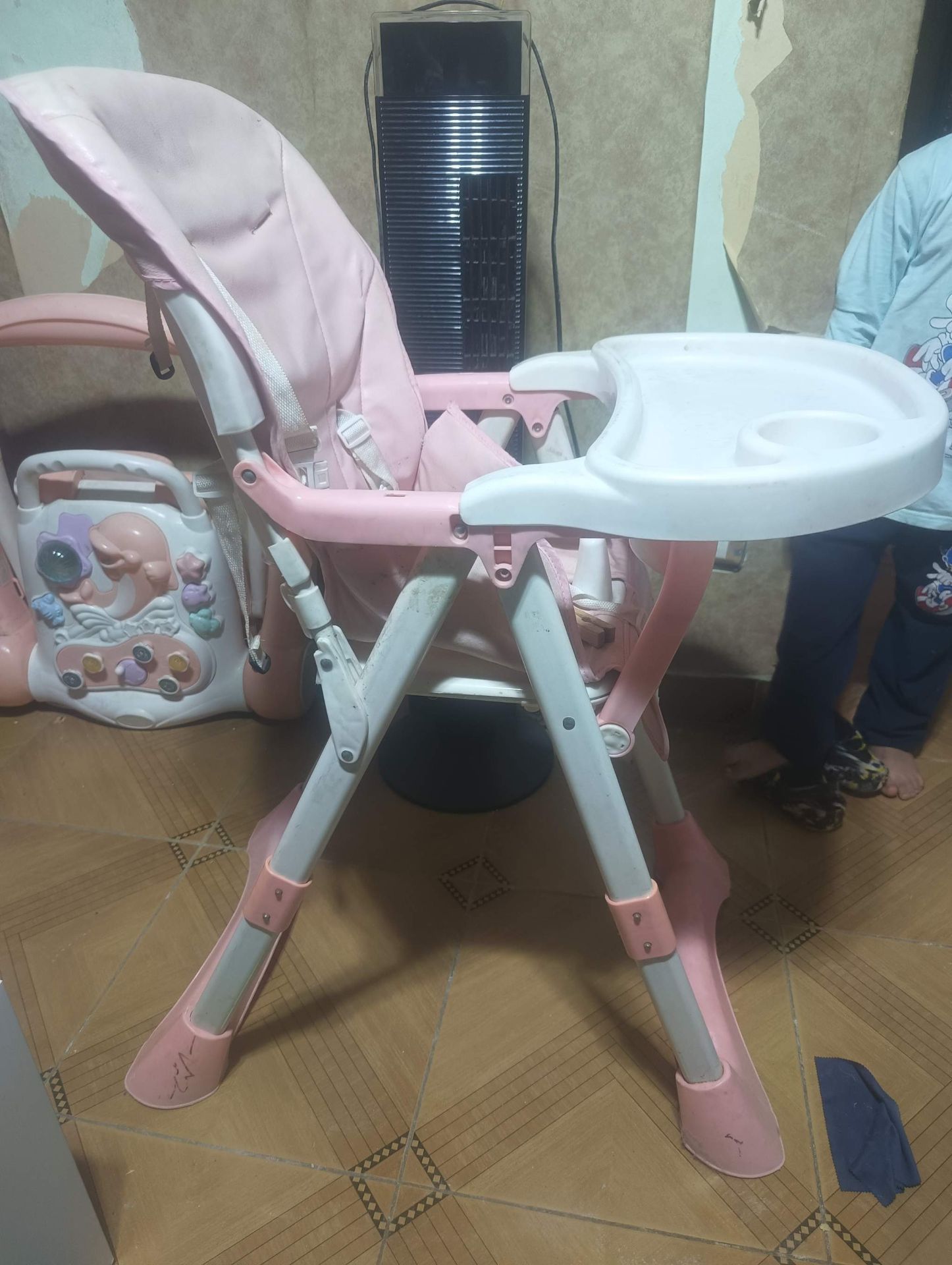 عربة أطفال وحامل الطفل