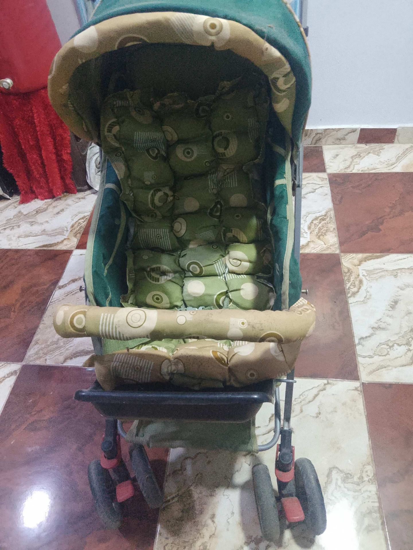 عربة أطفال أخضر وبيج