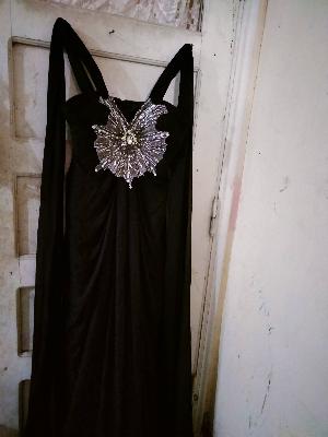 فستان أسود مع فراشة مزخرفة