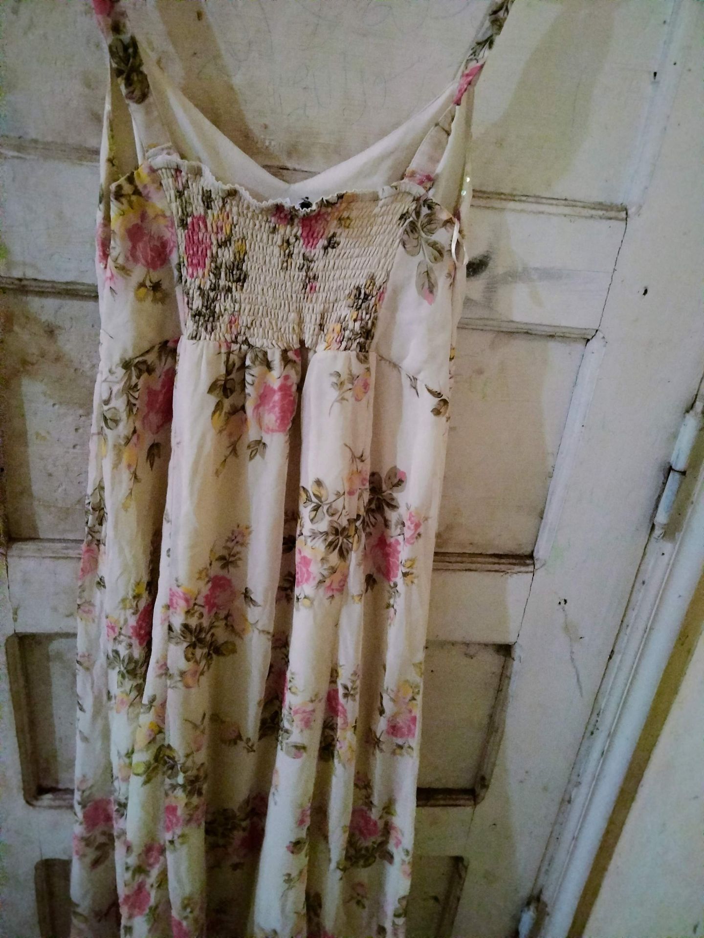 فستان بأزهار وردي وأصفر