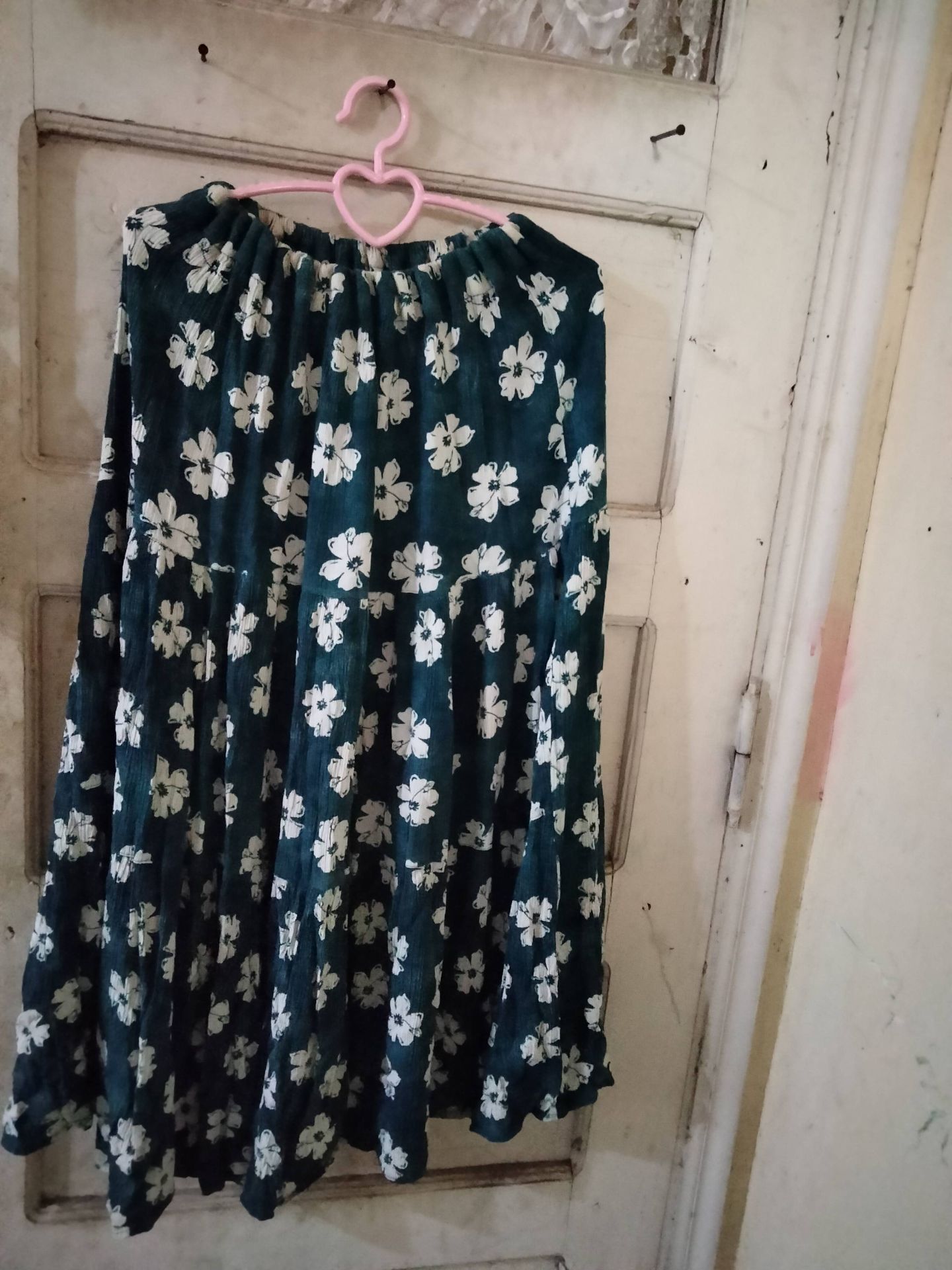 فستان أسود بطبعة زهور بيضاء