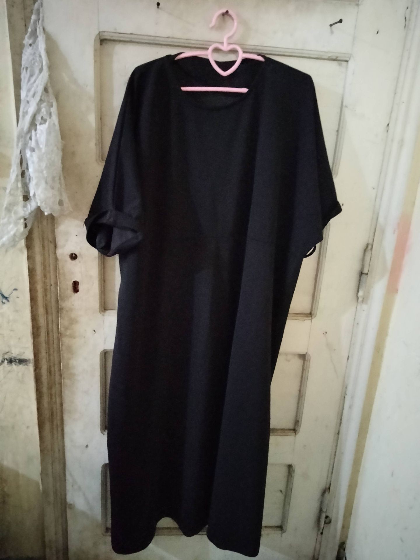فستان أسود بأكمام طويلة