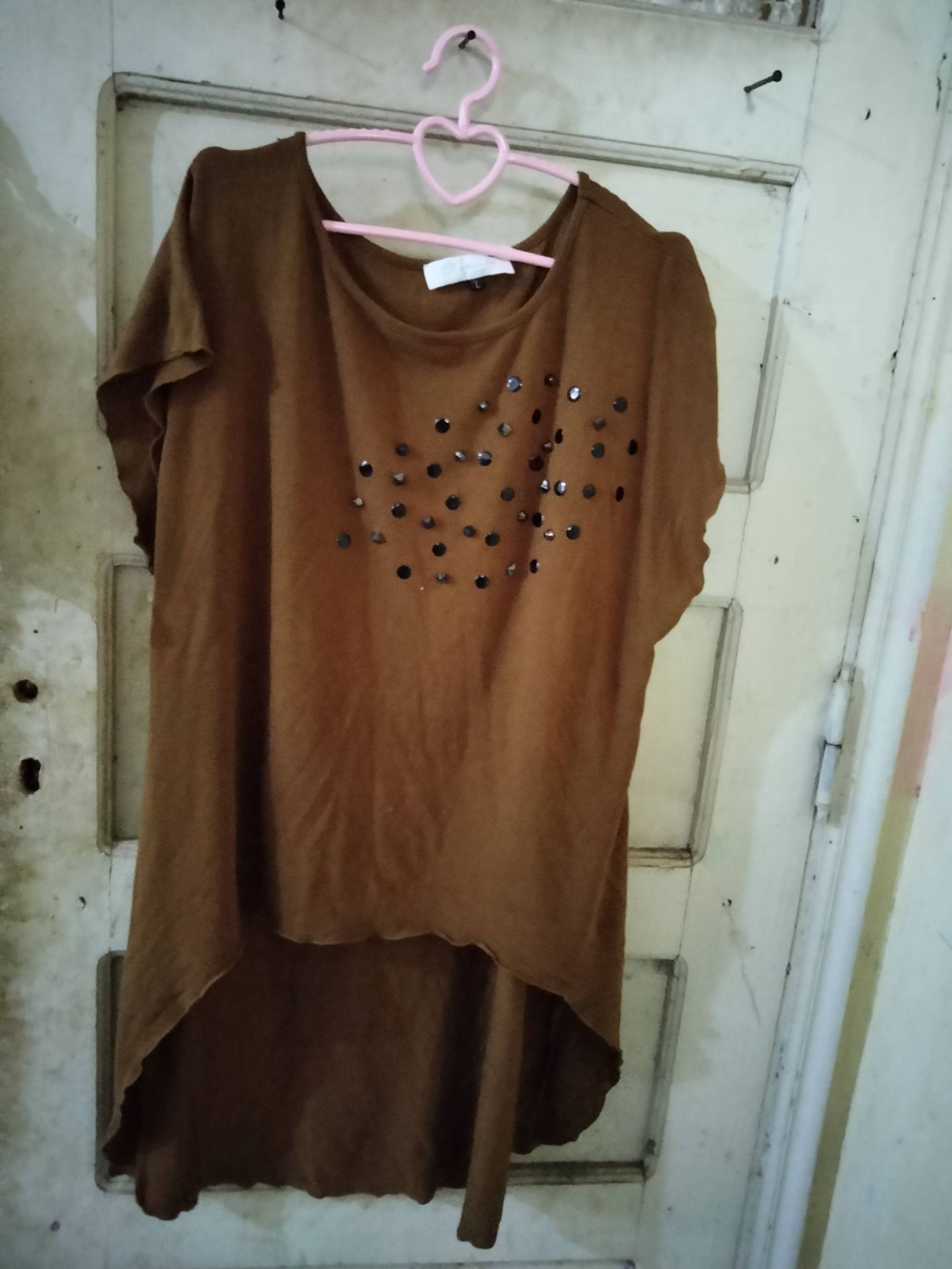تي شيرت بني مع تزيين