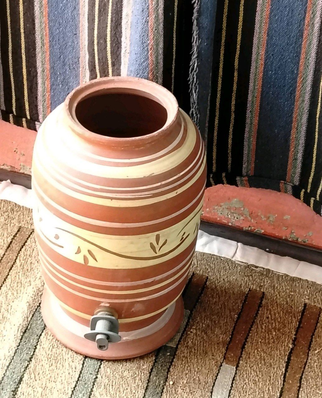 فخار مزخرف برتقالي وكريمي