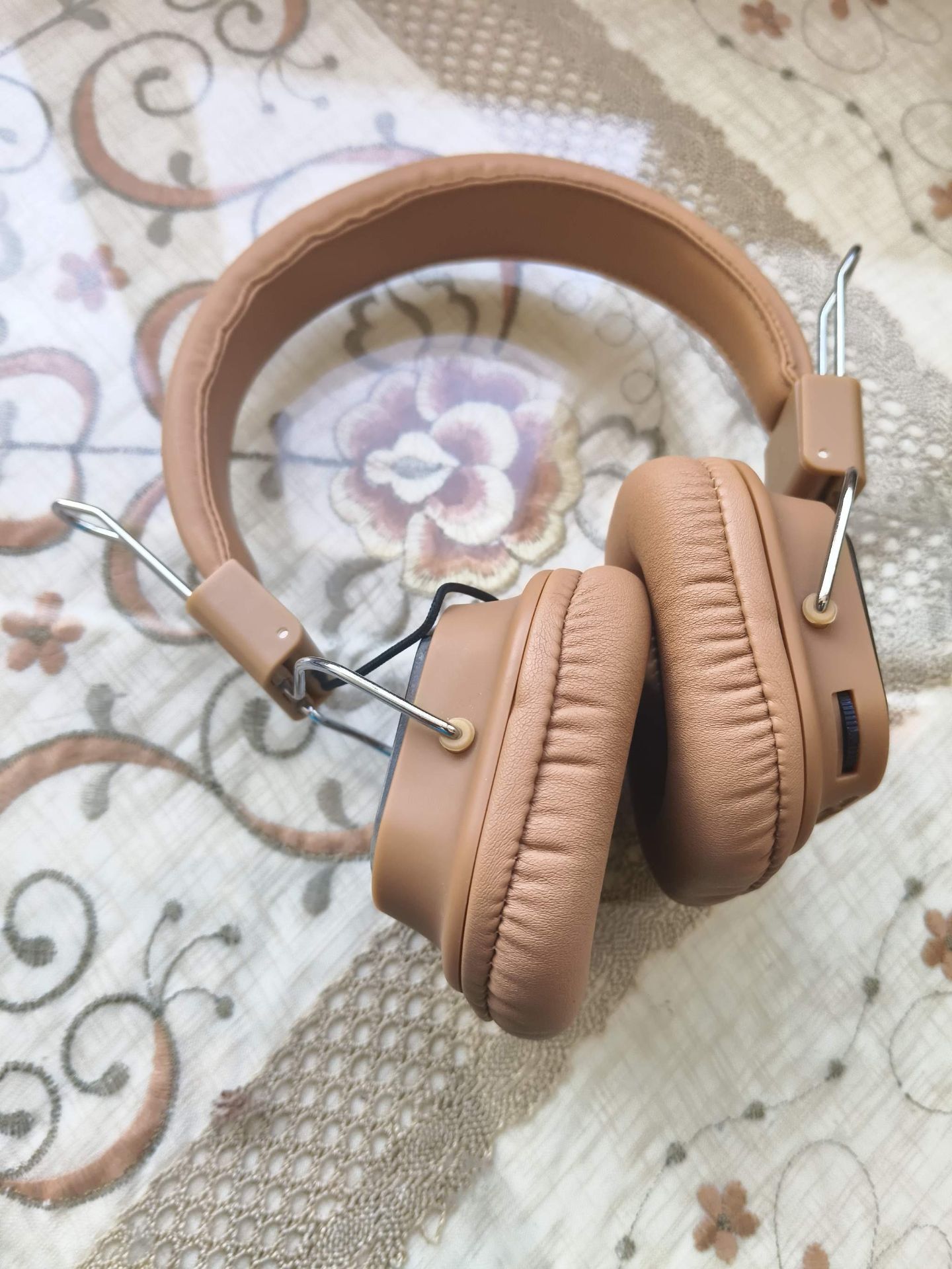 سماعات رأس لون بيج