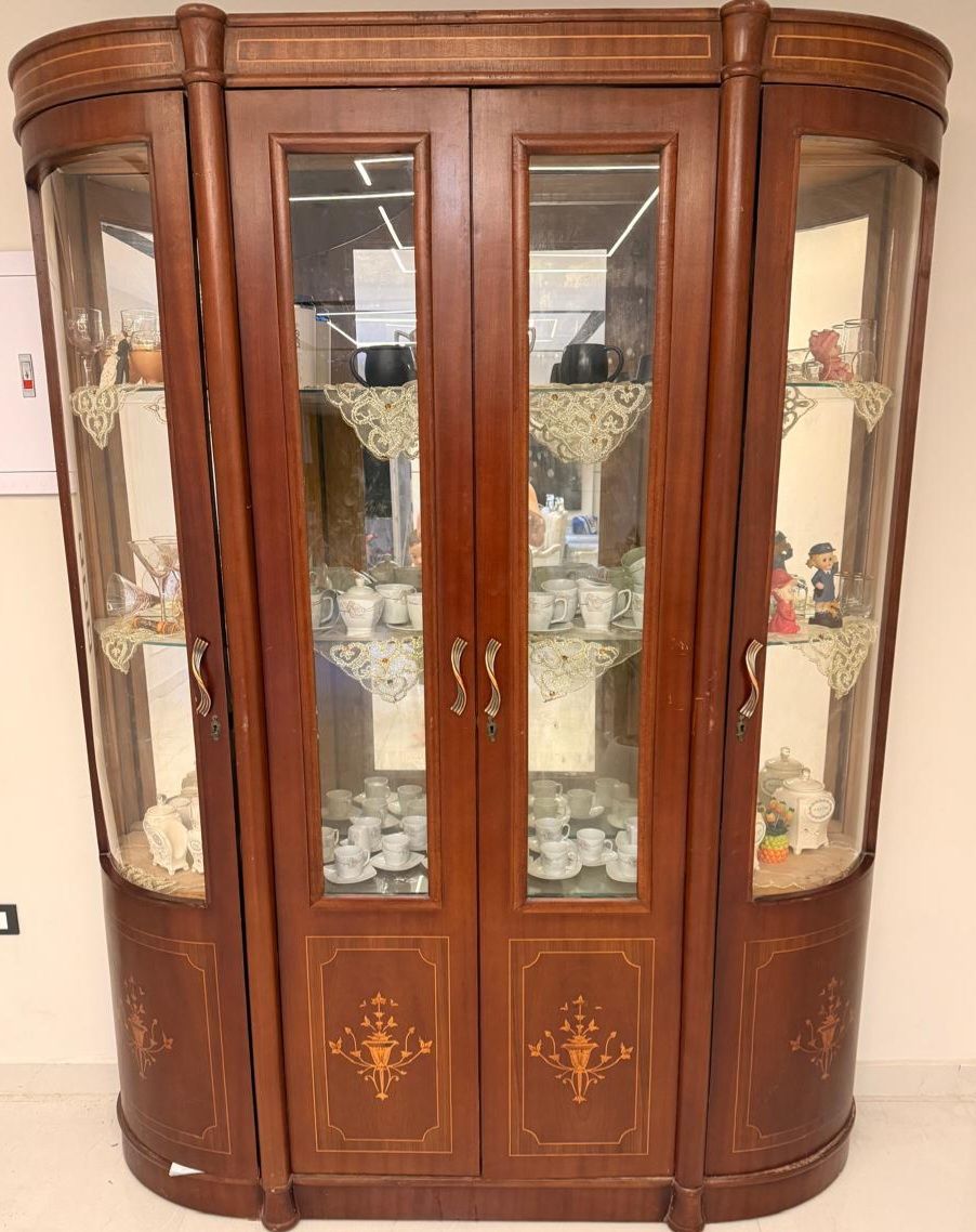 خزانة عرض خشبية كلاسيكية