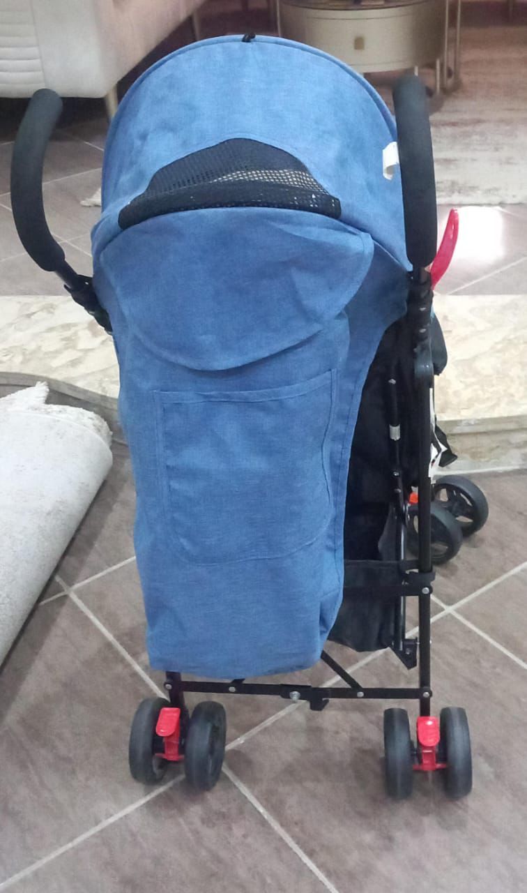 عربة أطفال زرقاء