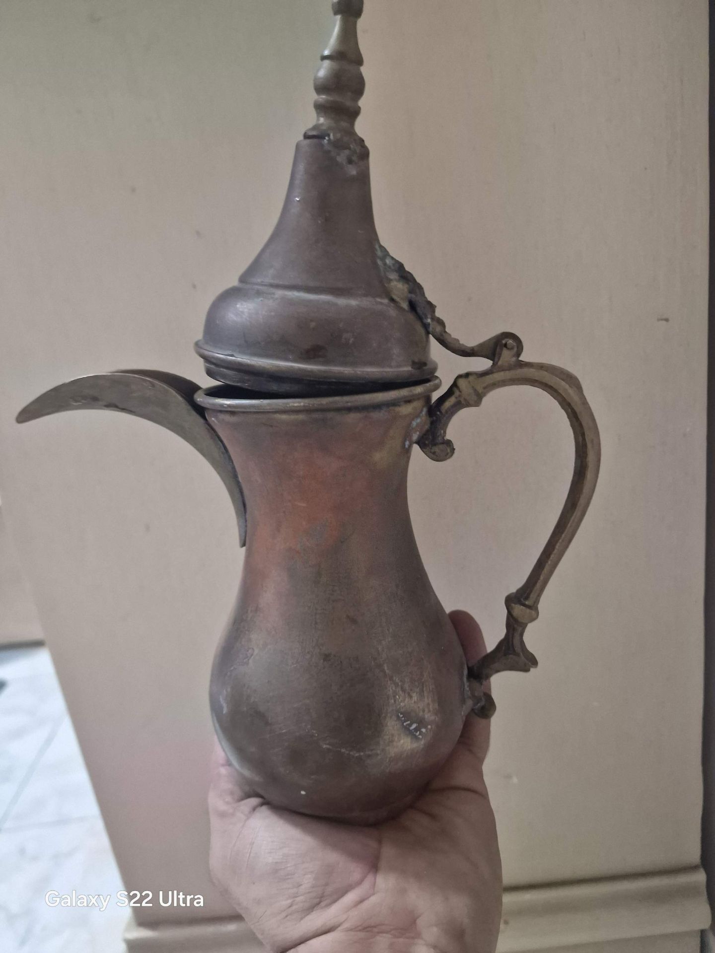 إبريق معادن عتيق برأس مدبب