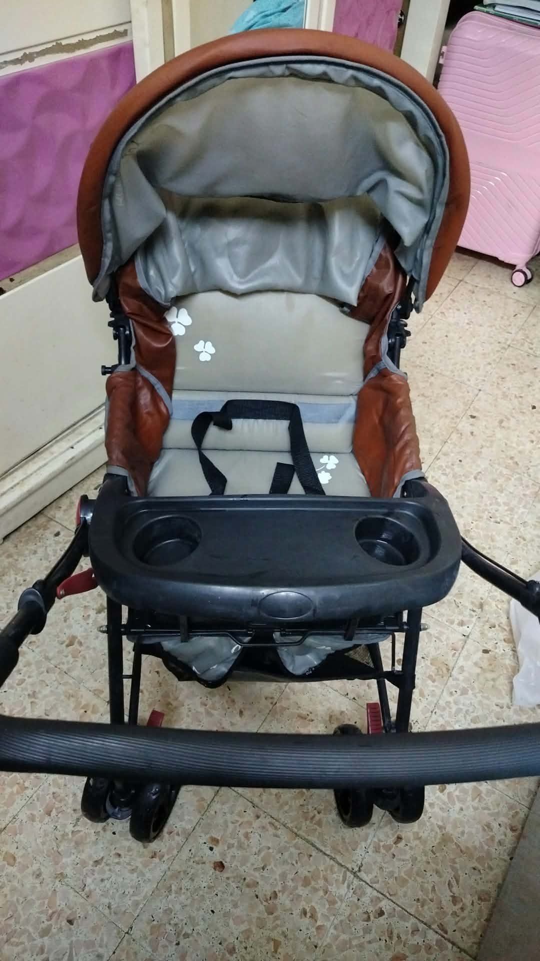 عربة أطفال بني ورمادي