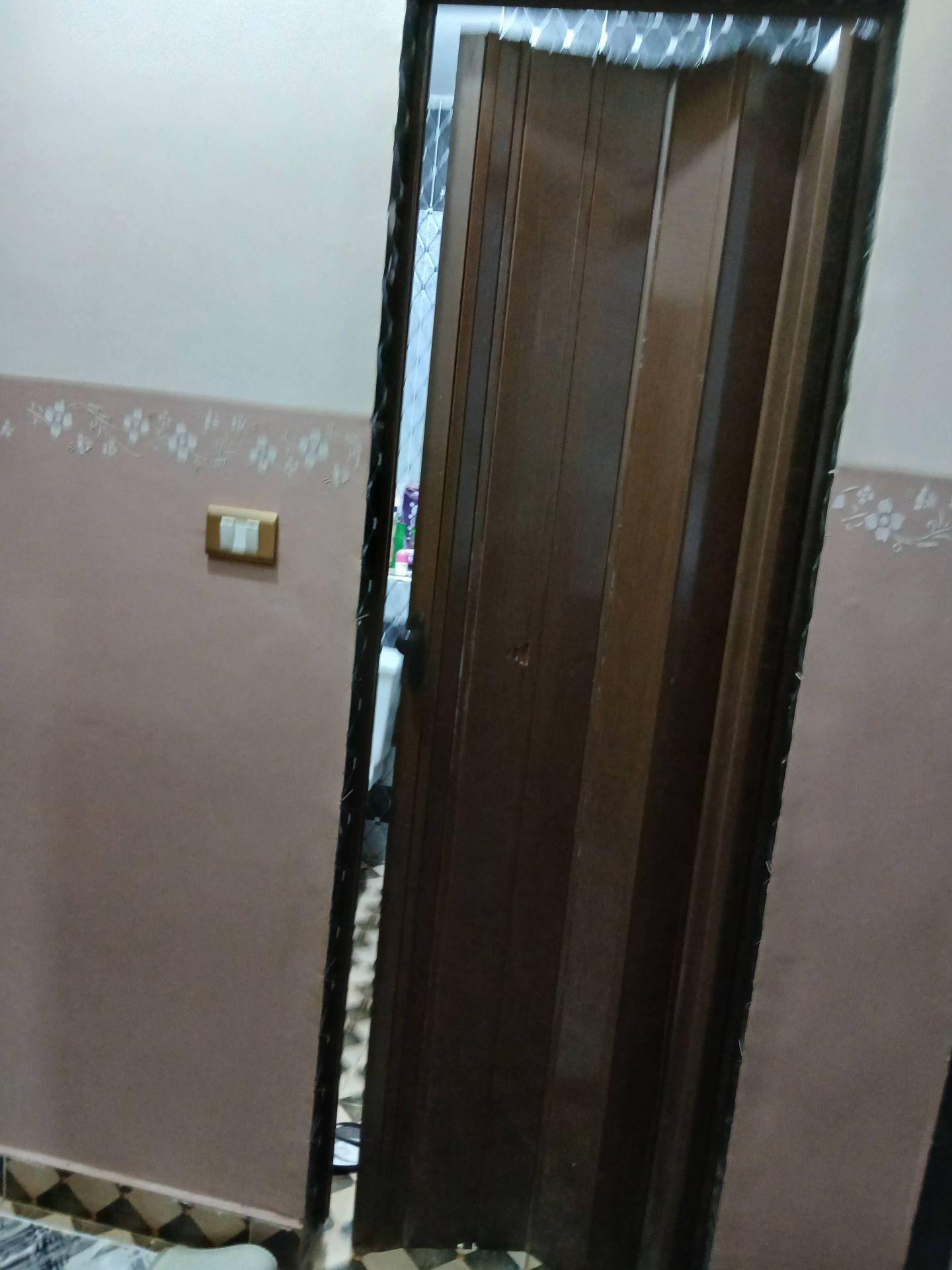 باب خشبي بني