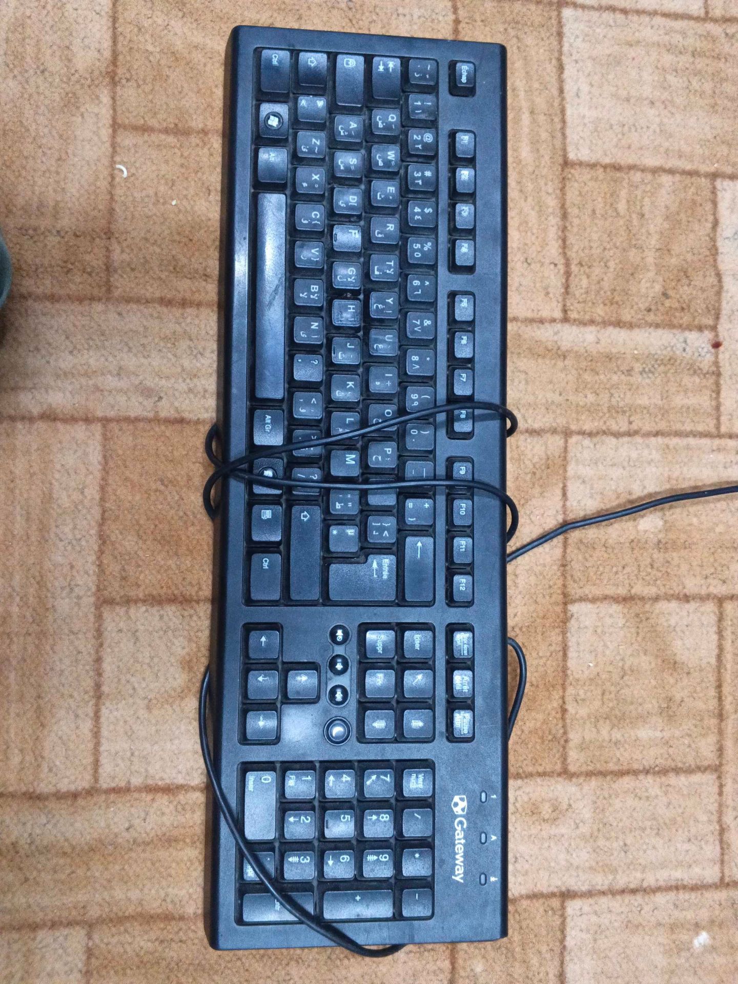 لوحة مفاتيح سلكية قيمري