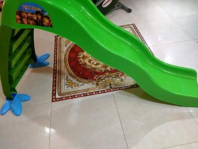 منزلق أطفال أخضر