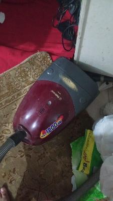 مكنسة كهربائية حمراء