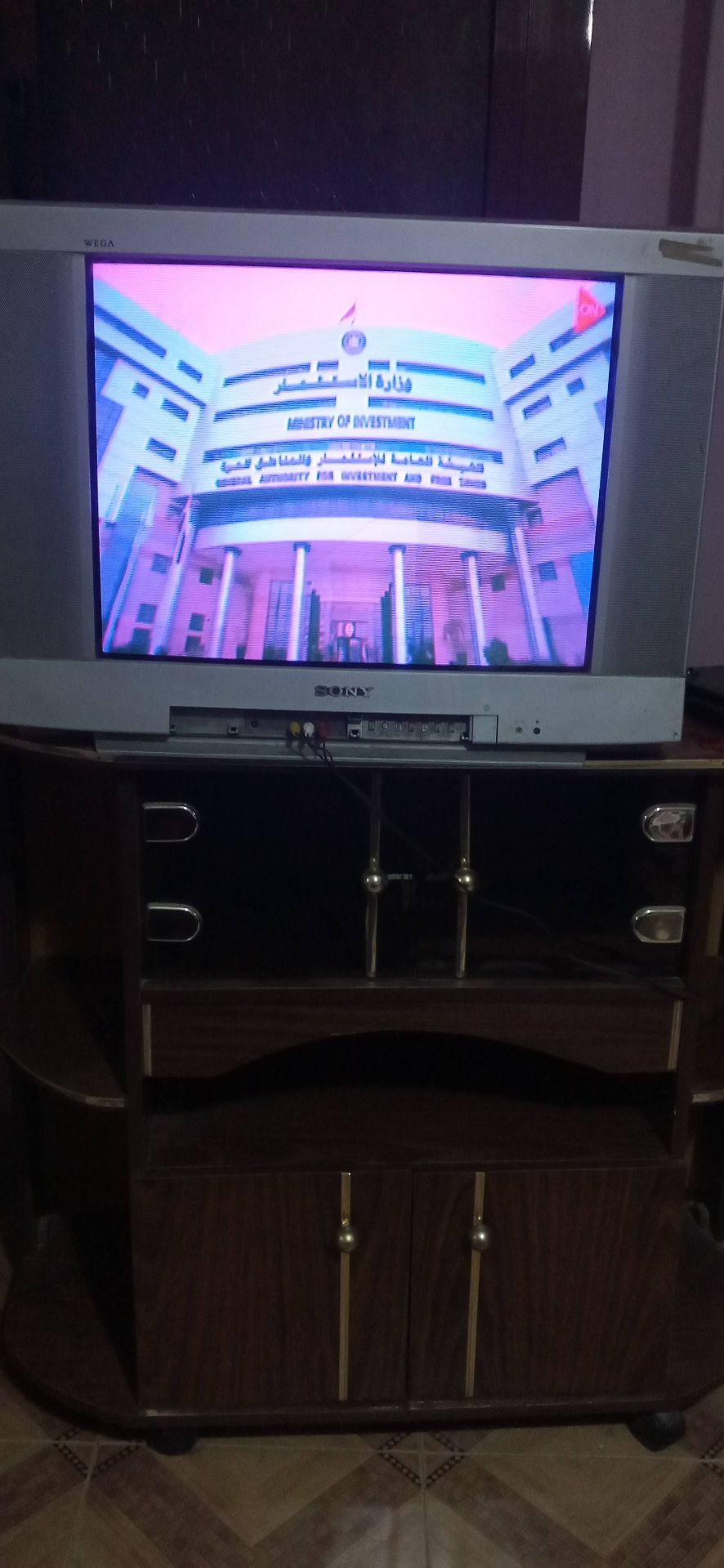 Sony TV مع مقاعد خشبية