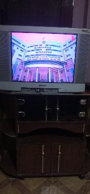 Sony TV مع مقاعد خشبية