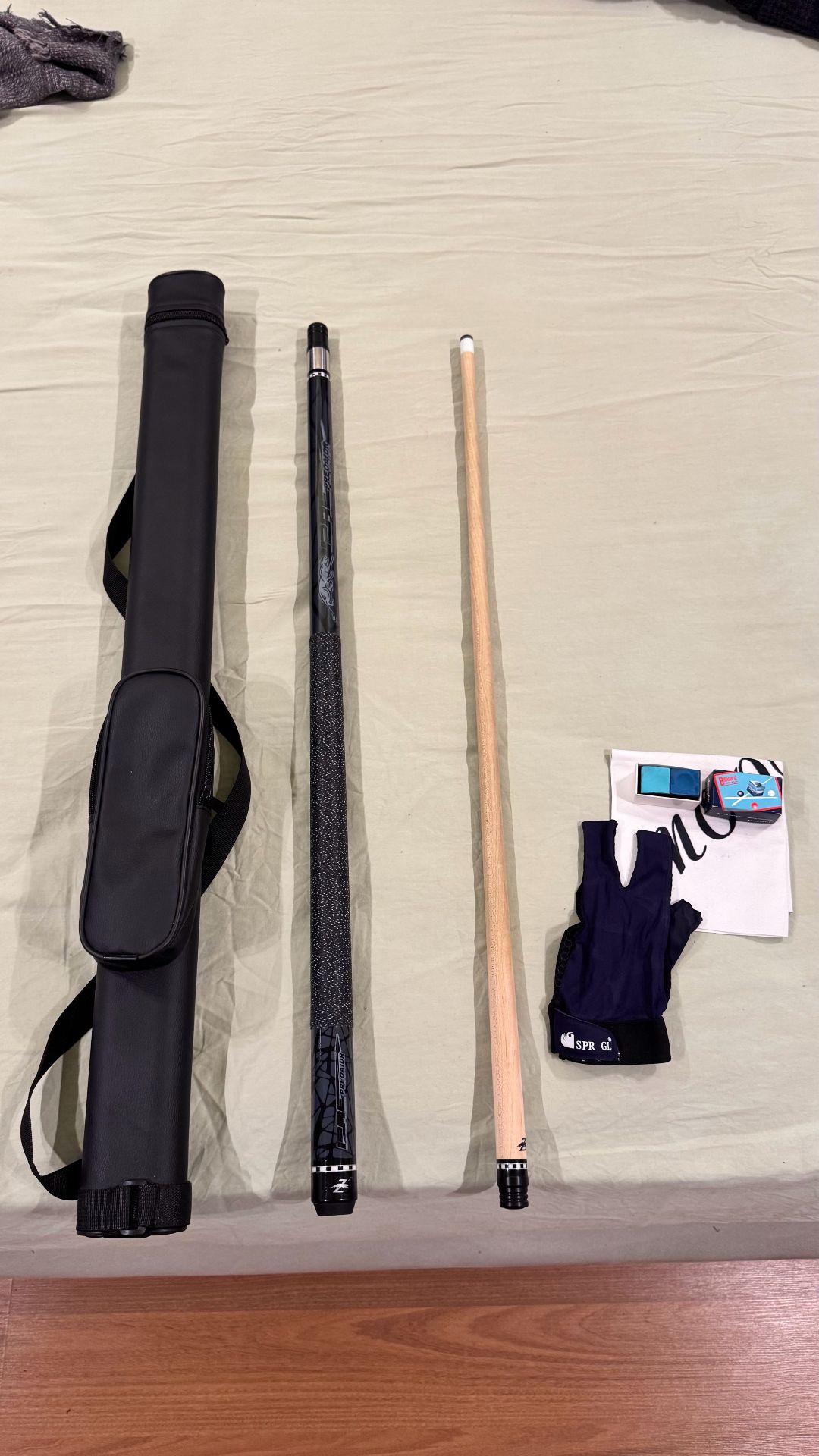 Billiard Cues Set with Case