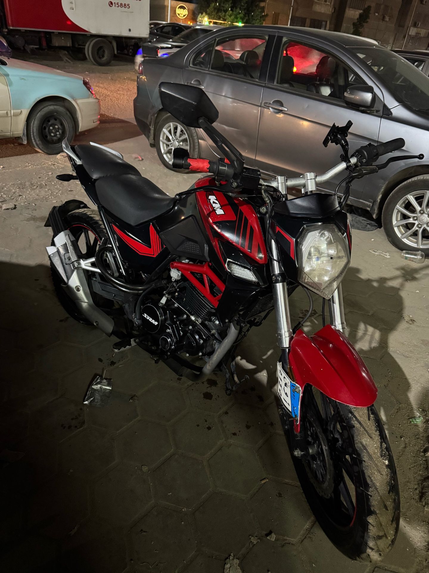 دراجة نارية KTM حمراء وسوداء