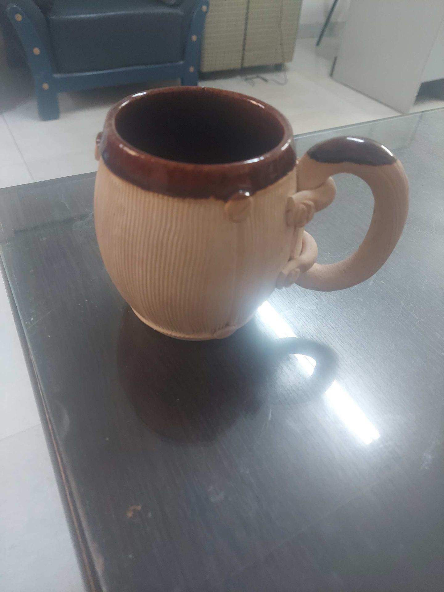 كوب خزفي بني وبيج