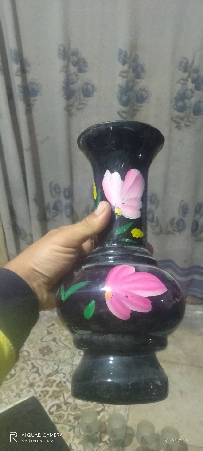 مزهرية سوداء بزهور وردية