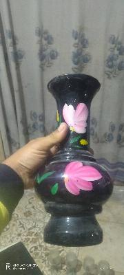 مزهرية سوداء بزهور وردية