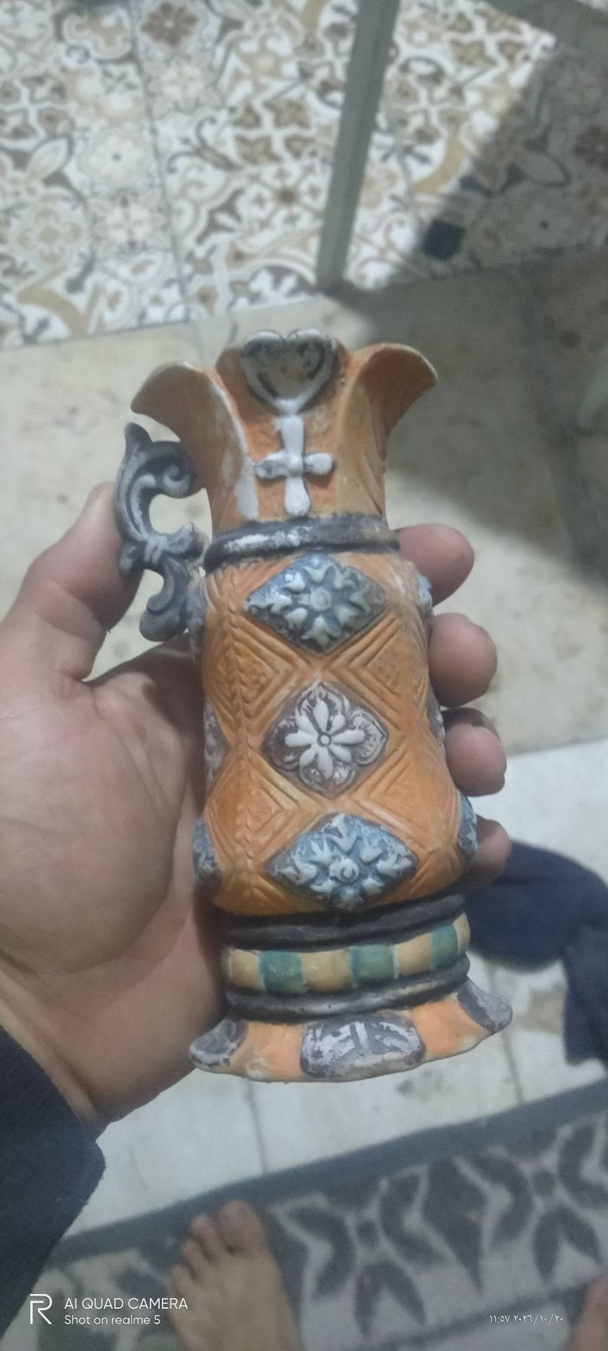 منحوتة زهرية خشبية مزخرفة