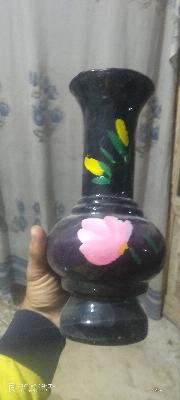 مزهرية سوداء مع زهور مرسومة