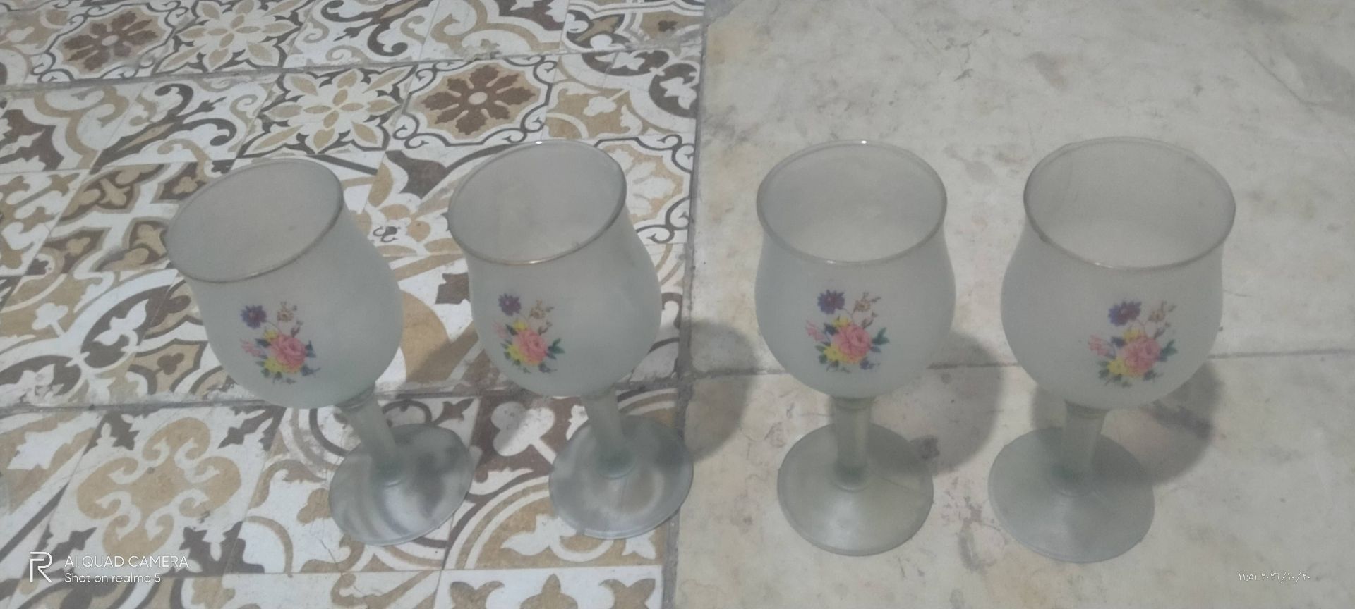 مجموعة أكواب زجاجية بنقش زهري