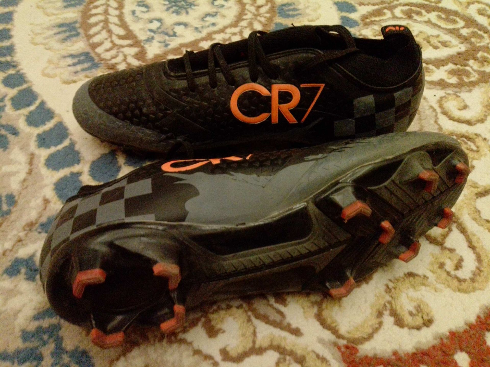 CR7 حذاء كرة قدم أسود برتقالي